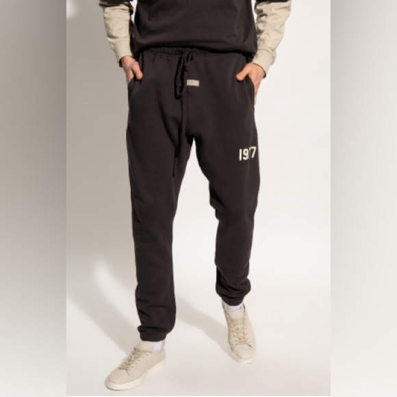 Essentials FEAR OF GOD ESSENTIALS 1977 LOGO CUFF SWEAT PANT | Iron | NEW/NWT🔥 - Picture 4 of 16